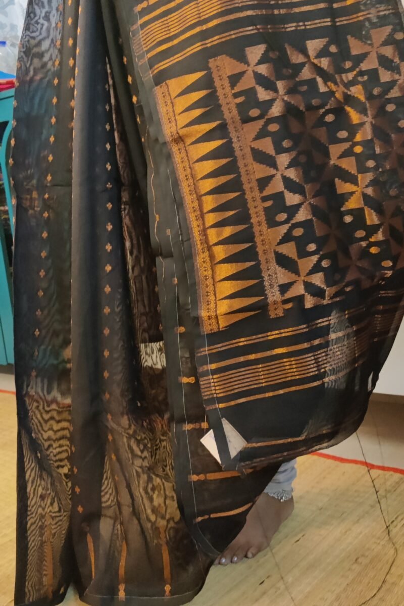 Jamdani Joy - Black and Bronze Mul Cotton Handwoven Jamdani Saree - Image 4