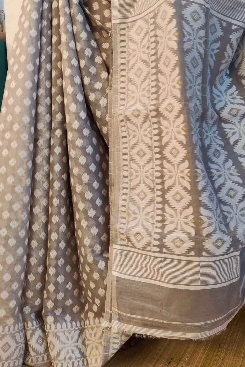 Jamdani Joy - Grey and White Cotton Handwoven Jamdani Saree - Image 4