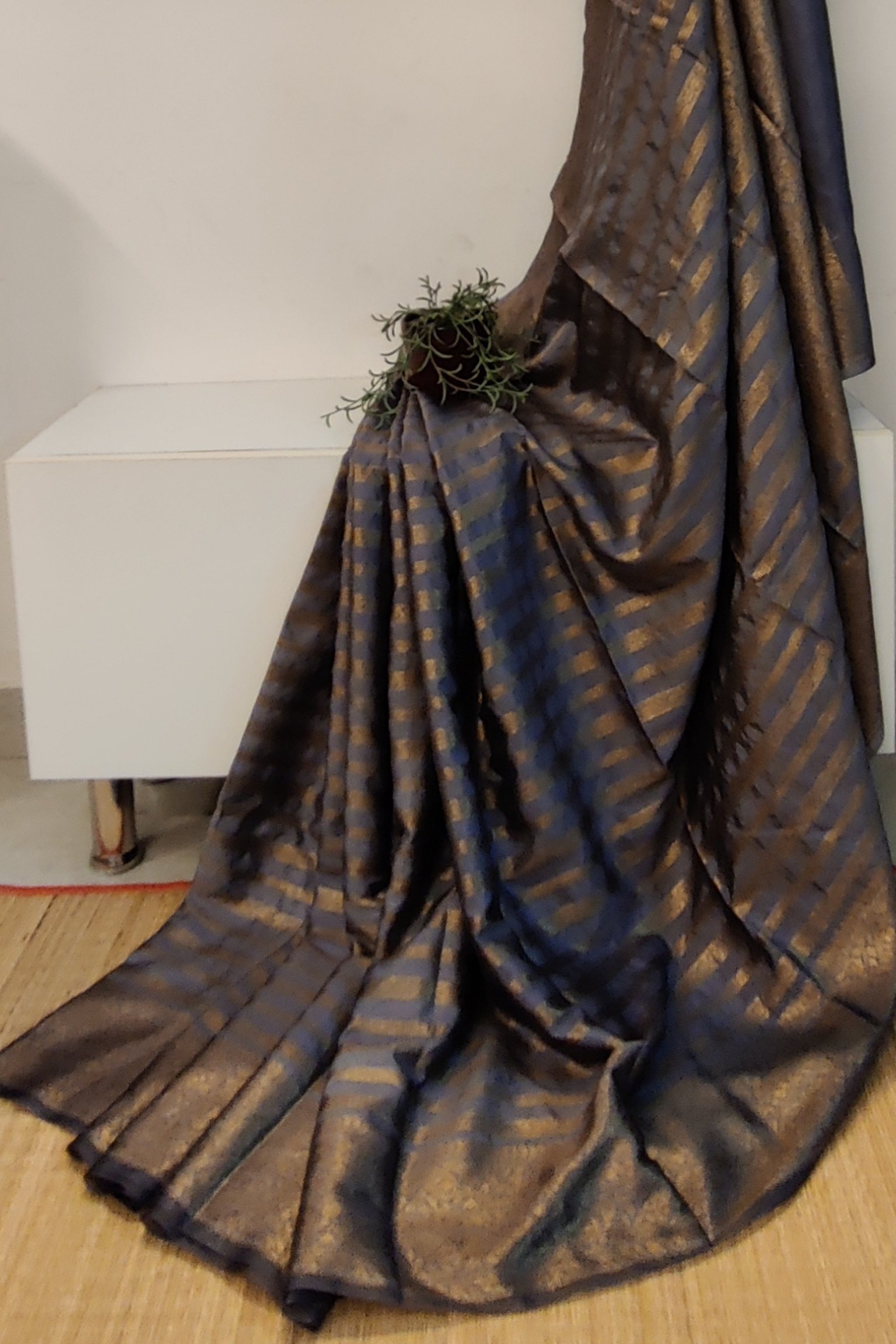 Banarasi Bloom: Soft Grey and Gold Khadi Silk Saree with Banarasi Weave - Image 2