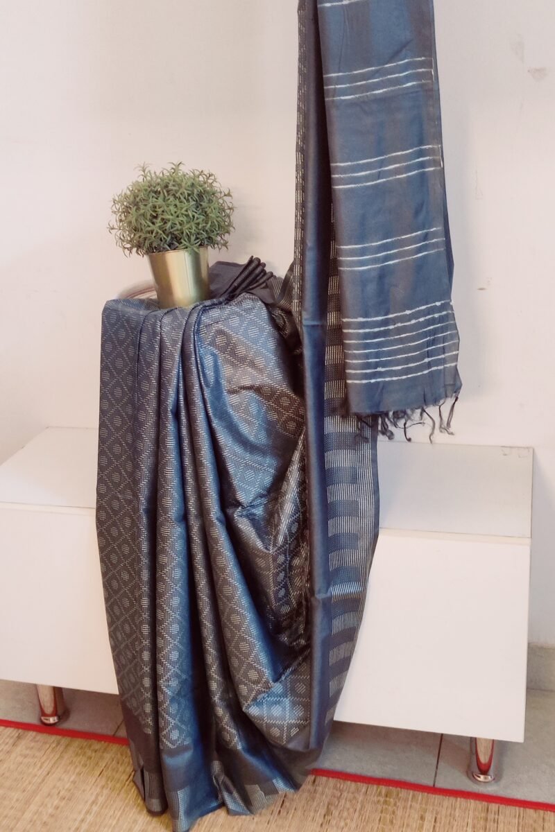 Viscose Vibrance: Grey and White Thread Work Kota Viscose Saree - Image 2