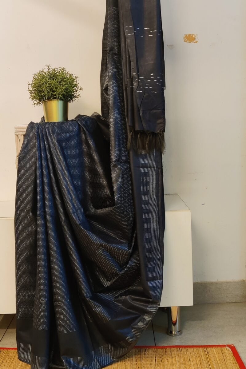 Viscose Vibrance: Black and White Thread Work Kota Viscose Saree - Image 2