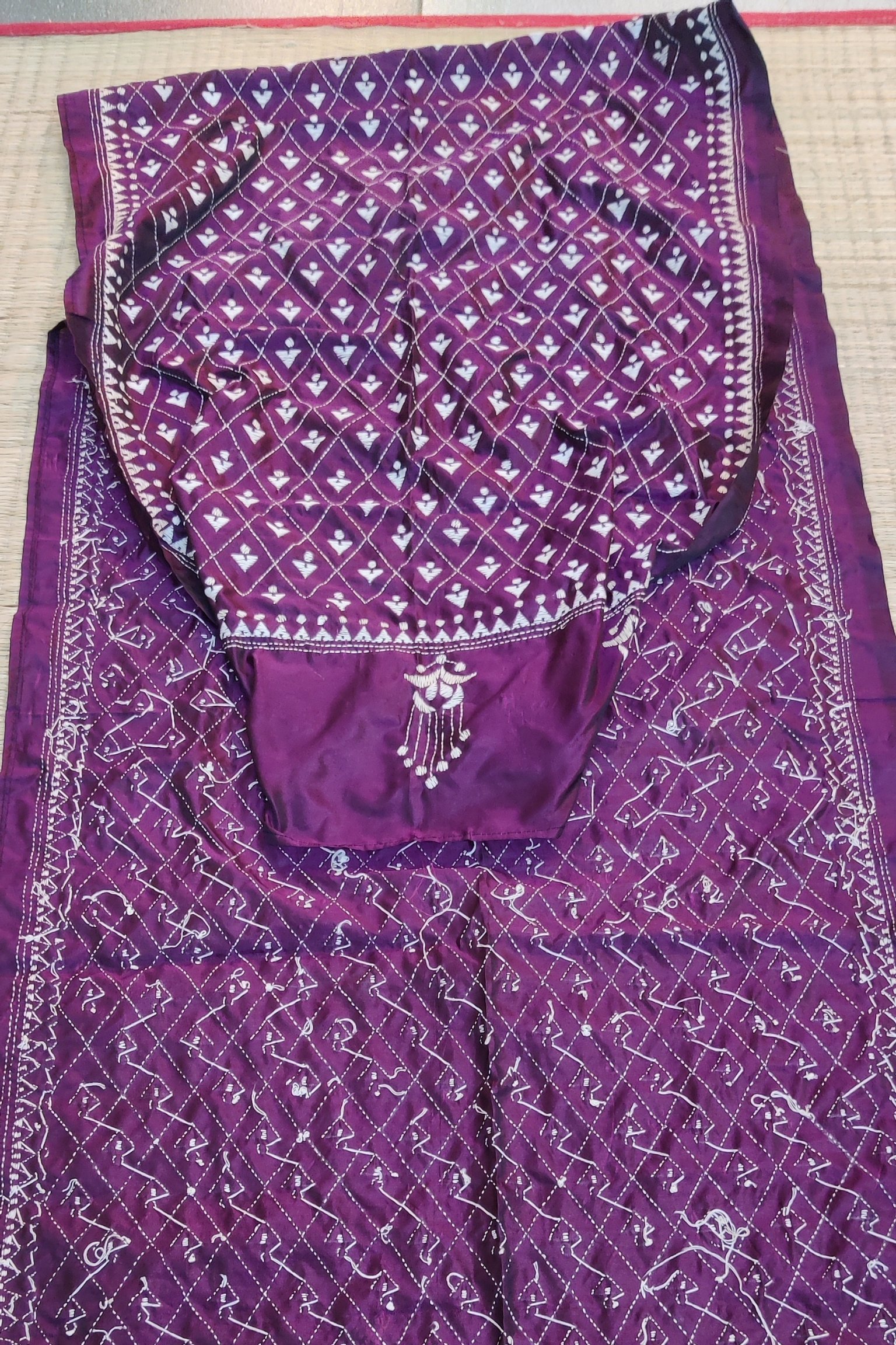 Dreamy Drapes - Purple & White Blended Silk Diamond Kantha Stole - Image 2