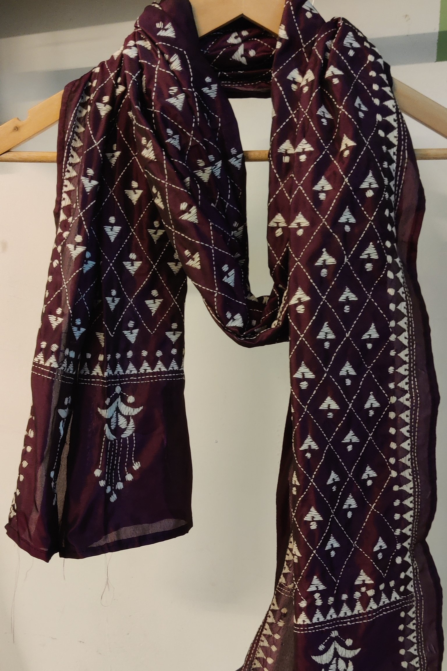 Dreamy Drapes - Purple & White Blended Silk Diamond Kantha Stole - Image 3