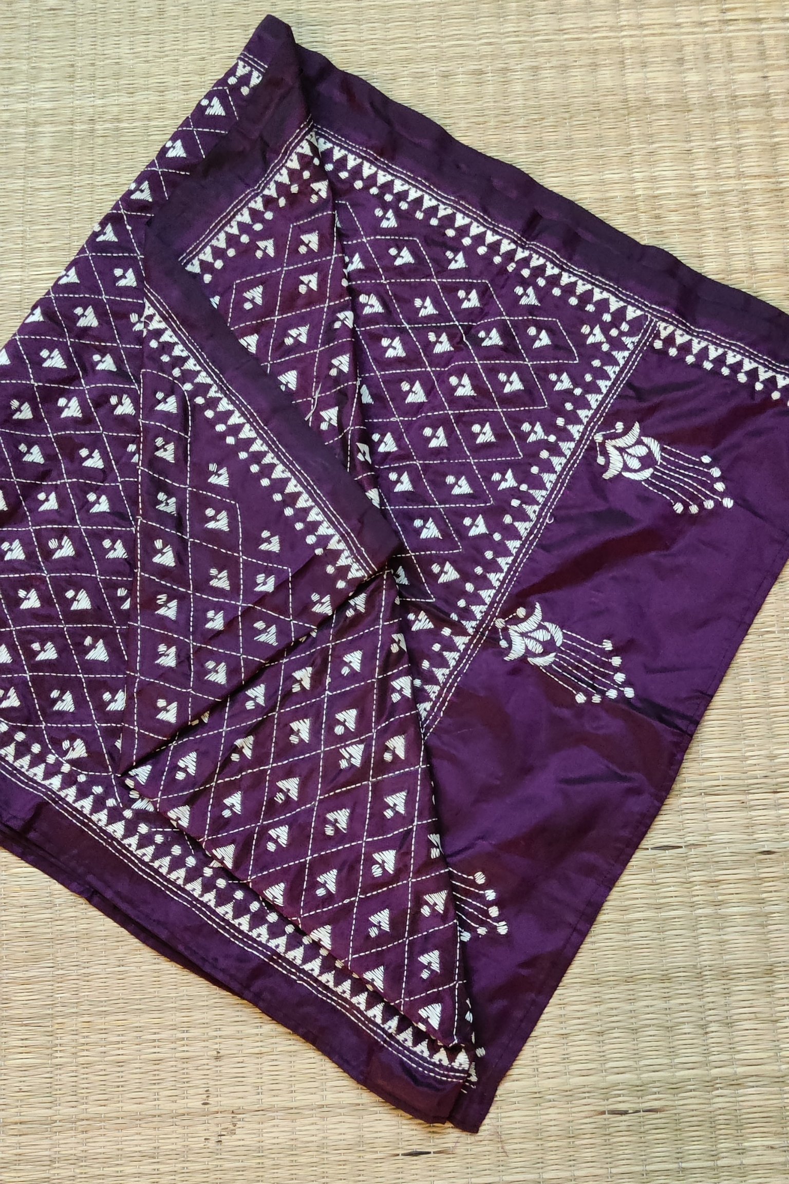 Dreamy Drapes - Purple & White Blended Silk Diamond Kantha Stole - Image 7