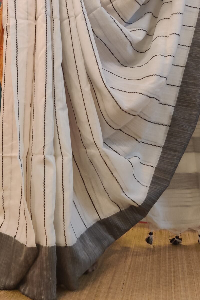 Taant Treasures - White and Grey Cotton Handloom Saree with Black Line Kantha Stitch Work - Image 5