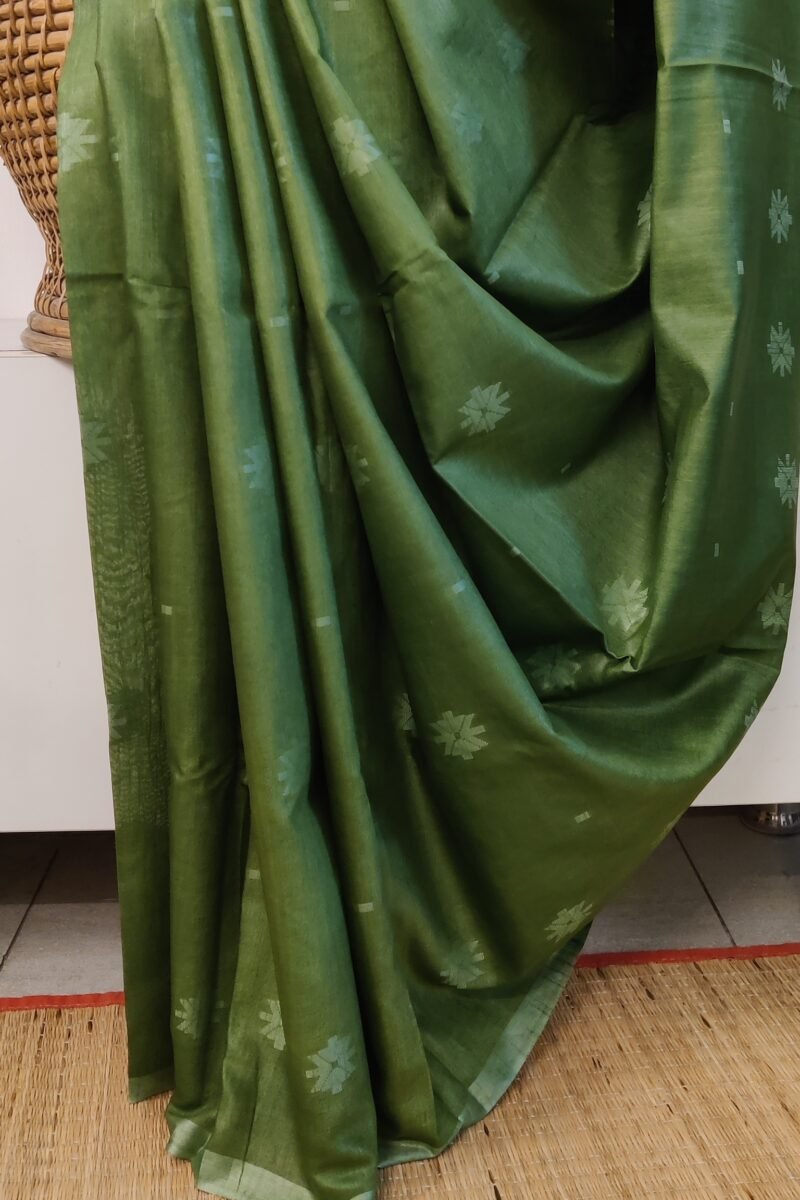 Viscose Vibrance: Leaf Green Kota Viscose Saree with Floral Machine Embroidery and Striped Pallu - Image 4