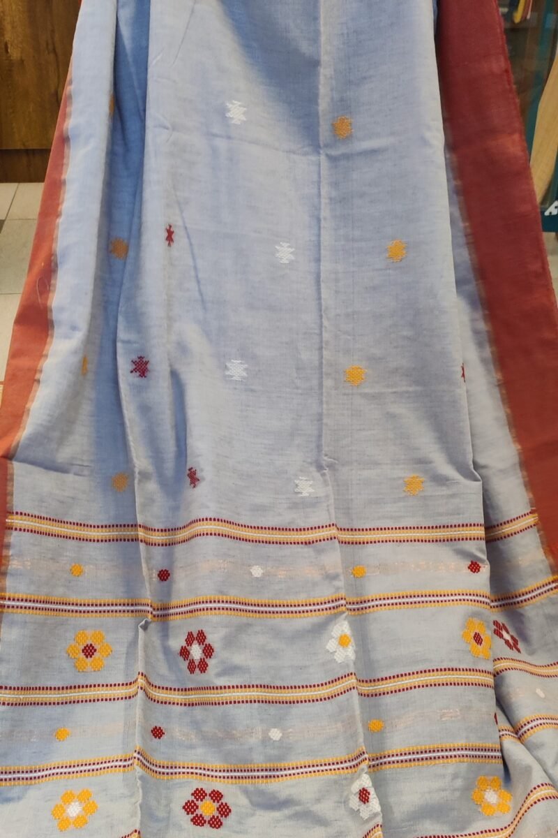 Cotton Chronicles: Light Grey with Maroon Border and Yellow-Red Floral Motif Assam Cotton Saree - Image 2