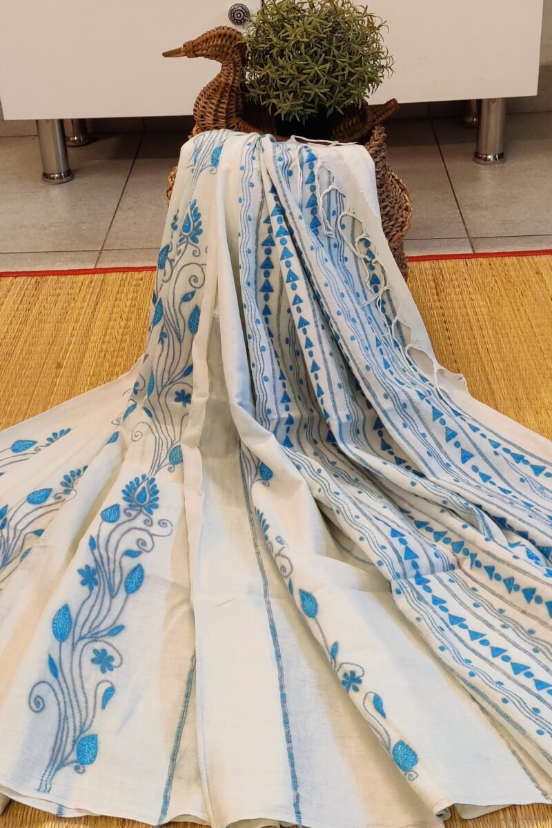 Khesh Katha: Offwhite Khesh Cotton Saree with Dense Blue Kantha Floral and Geometric Embroidery - Image 2