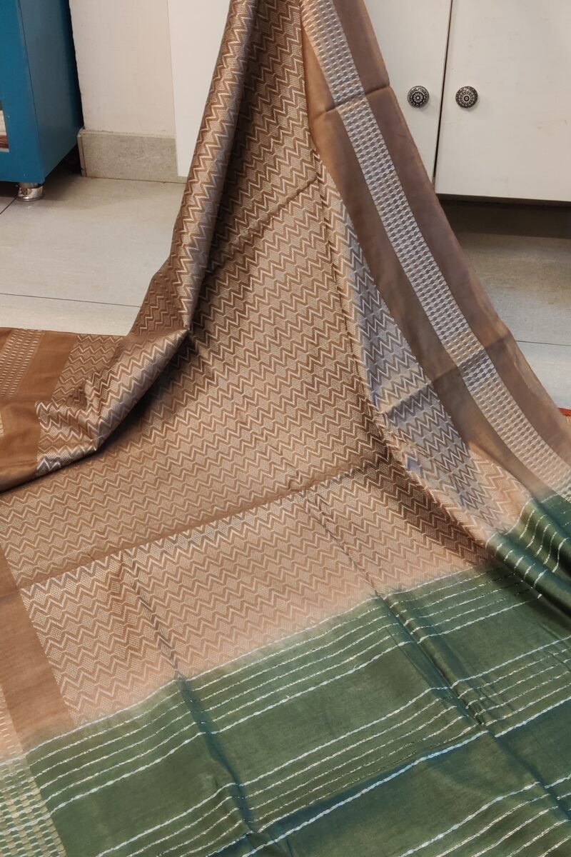 Viscose Vibrance: Brown and Bottle Green Kota Viscose Saree with Zigzag Thread Weave and Gold Box Border - Image 4