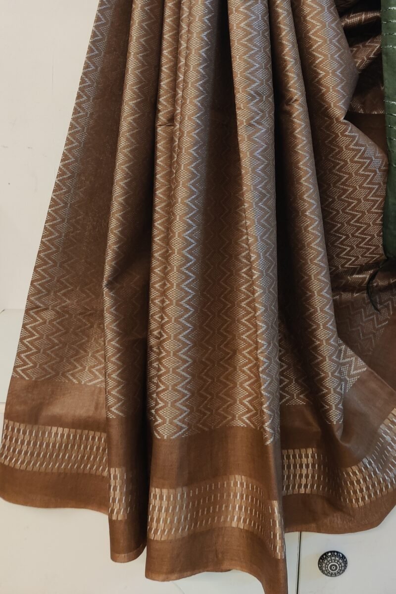 Viscose Vibrance: Brown and Bottle Green Kota Viscose Saree with Zigzag Thread Weave and Gold Box Border - Image 5