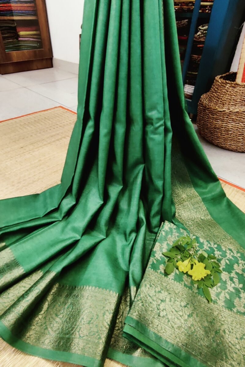 Banarasi Bloom: Bottle Green Khadi Silk Saree with Muted Gold Karwa Banarasi Border - Image 2