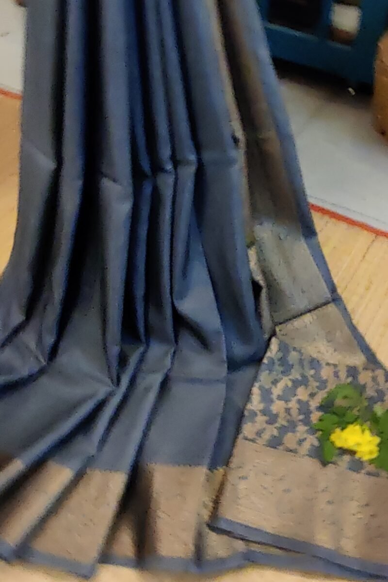 Banarasi Bloom: Grey Khadi Silk Saree with Muted Gold Karwa Banarasi Border - Image 4