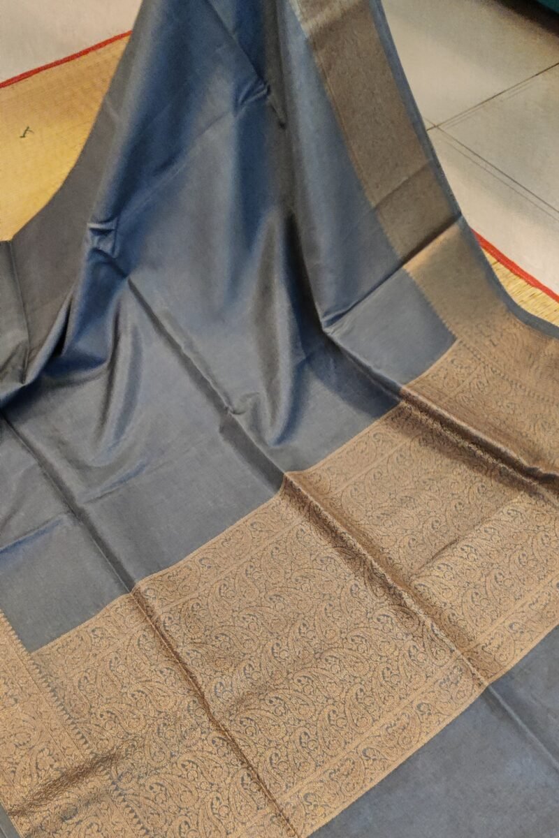 Banarasi Bloom: Grey Khadi Silk Saree with Muted Gold Karwa Banarasi Border - Image 6