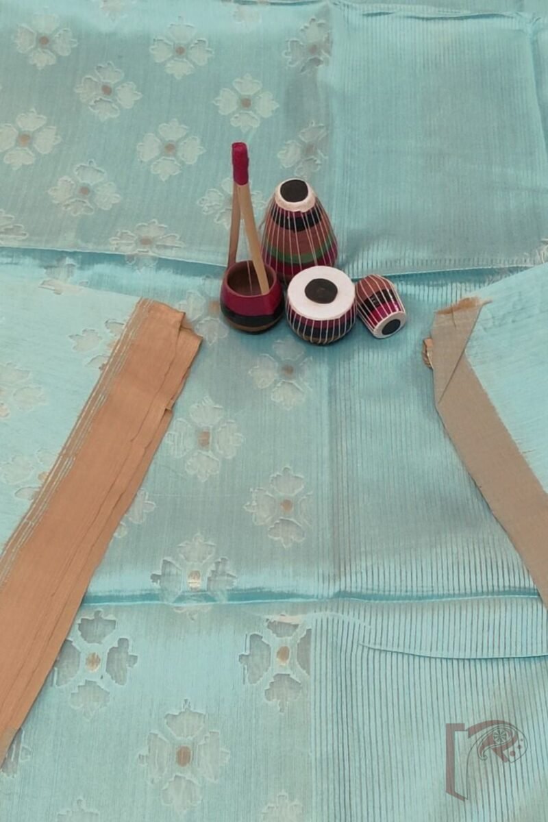 Jamdani Joy – Light Sea Green Handwoven Silk Jamdani Saree with Floral Check Weave and Gold Accents - Image 7