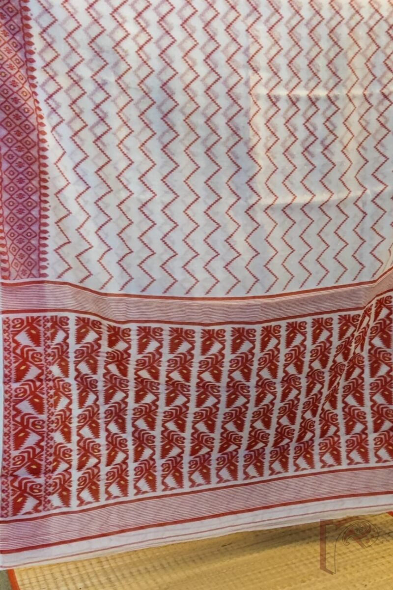 Jamdani Joy – White Cotton Silk Jamdani Saree with Red Zigzag Weave, Gold Motifs, and Diamond Border - Image 3