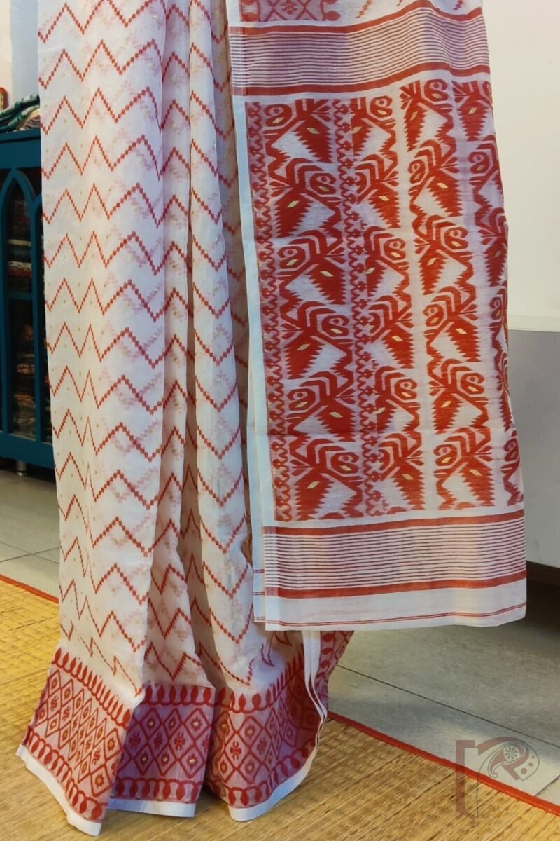 Jamdani Joy – White Cotton Silk Jamdani Saree with Red Zigzag Weave, Gold Motifs, and Diamond Border - Image 4