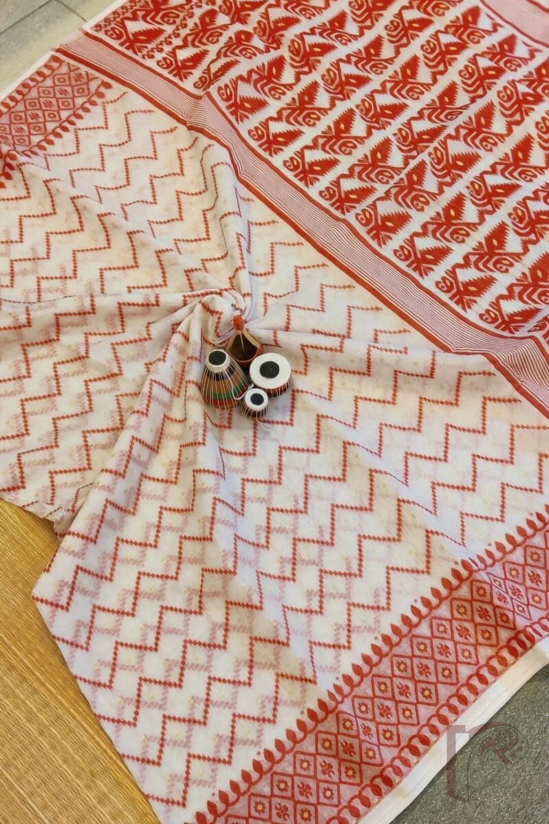Jamdani Joy – White Cotton Silk Jamdani Saree with Red Zigzag Weave, Gold Motifs, and Diamond Border - Image 5