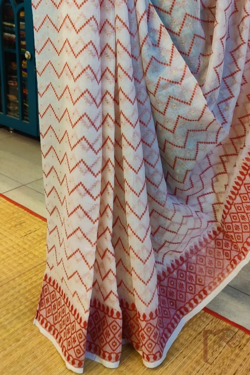 Jamdani Joy – White Cotton Silk Jamdani Saree with Red Zigzag Weave, Gold Motifs, and Diamond Border - Image 7