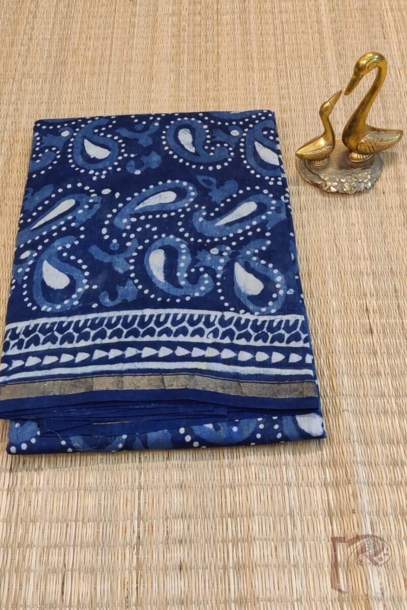 Chanderi Charisma – Indigo Chanderi Silk Saree with White and Blue Mango Motifs, Floral Pallu, and Circular Leaf Print Blouse - Image 2