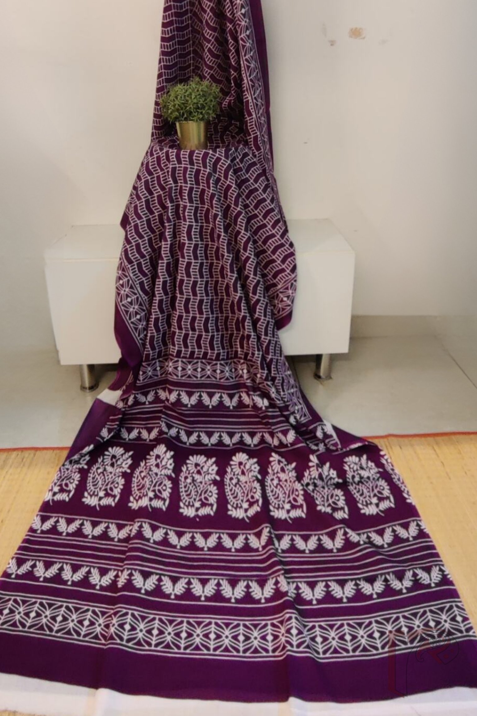 Mulmul Muse – Purple Mulmul Cotton Saree with Abstract White Line Print and Twin Leaf Pallu - Image 5