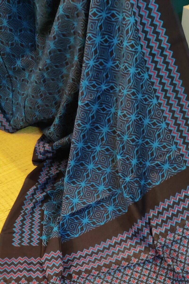 Mulmul Muse – Navy Blue Mulmul Cotton Saree with Jal Print and Zigzag Border - Image 4