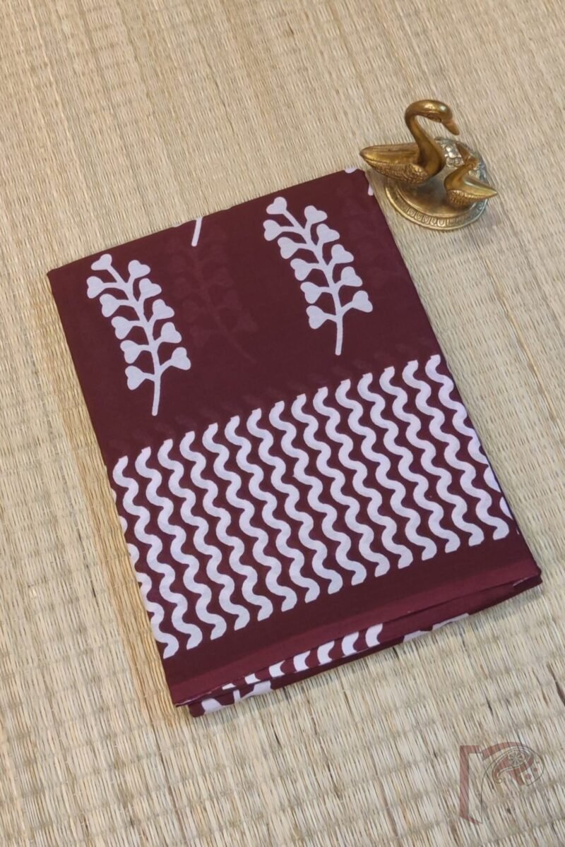 Mulmul Muse – Maroon Mulmul Cotton Saree with Heart Leaf Block Print & Wave Line Border - Image 2