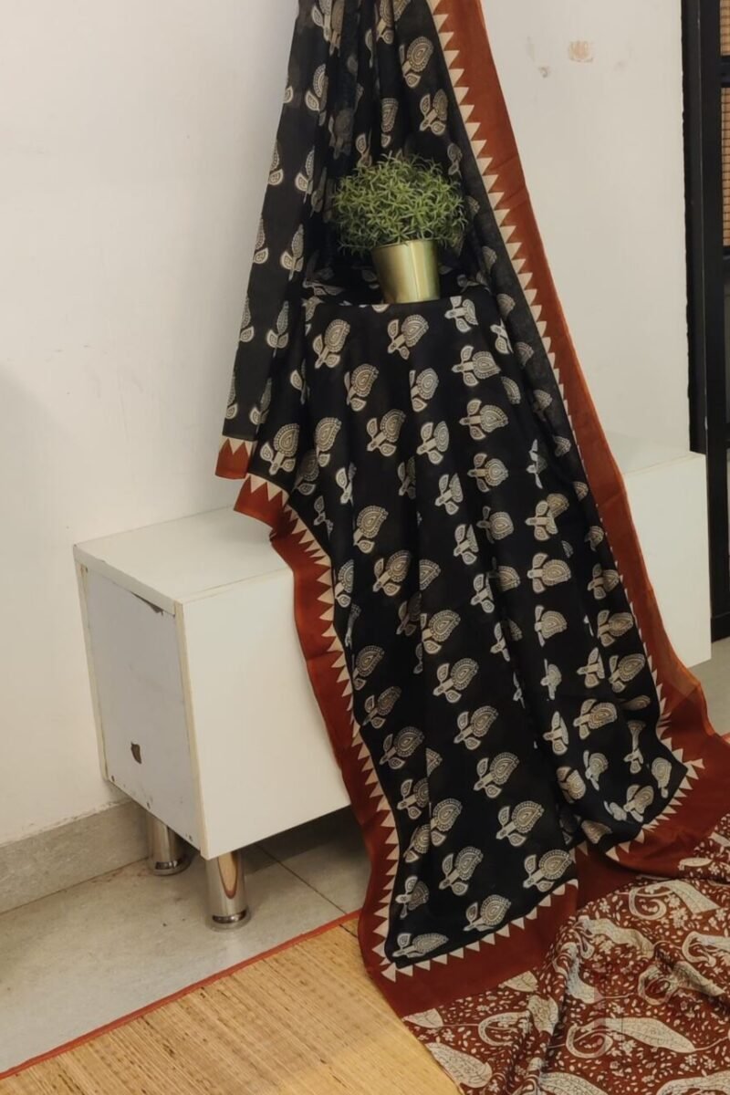 Mulmul Muse – Black Soft Cotton Saree with Cream Mango Floral Motifs and Rust Temple Borders - Image 5