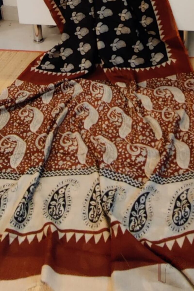 Mulmul Muse – Black Soft Cotton Saree with Cream Mango Floral Motifs and Rust Temple Borders - Image 6