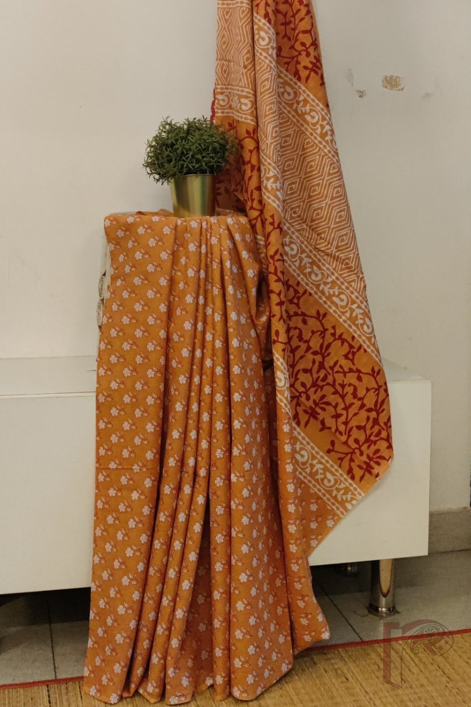 Mulmul Muse – Peach Orange Cotton Mul Saree with White Floral Stem Motifs and Maroon Pallu