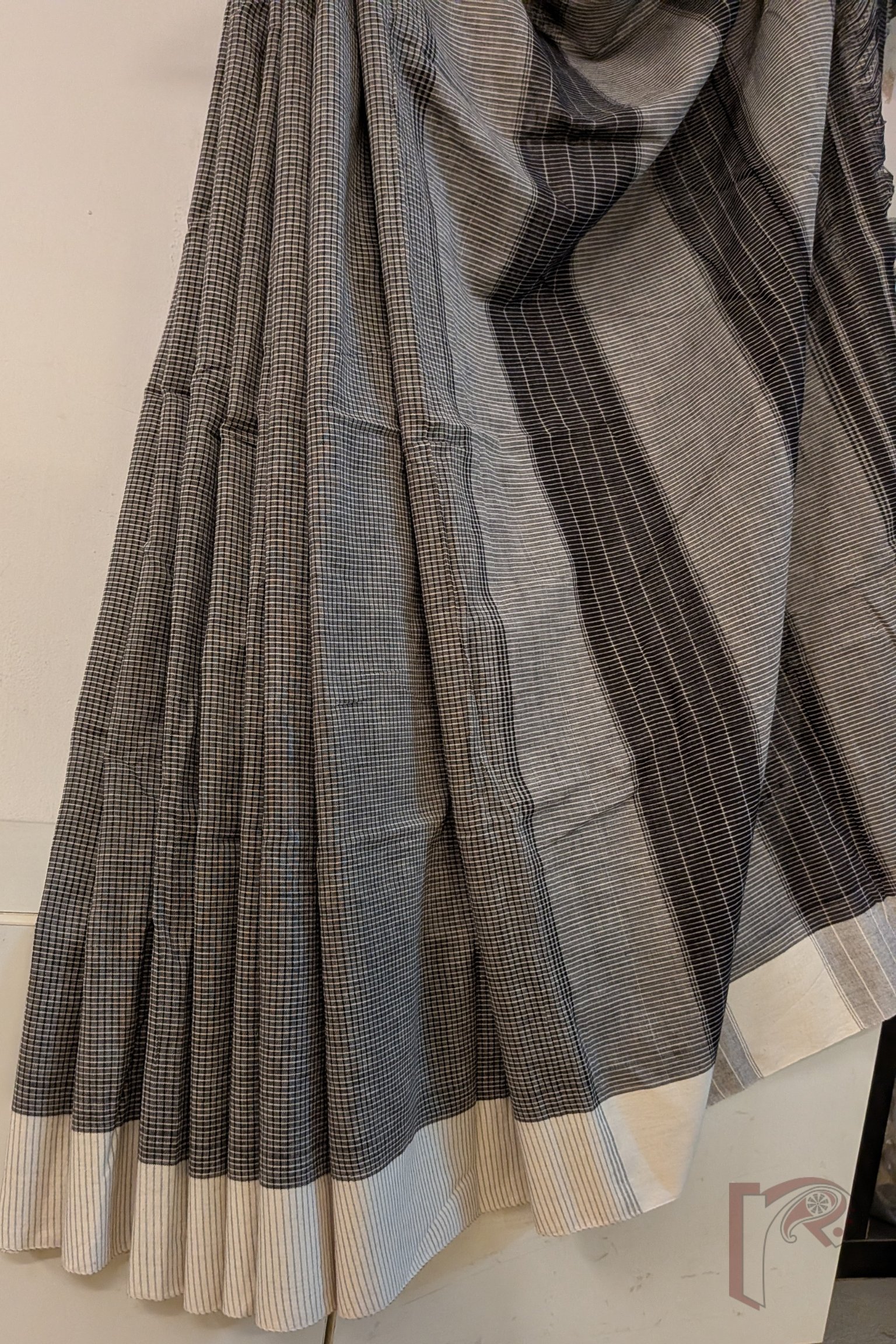 Ilkal Heritage - Grey Checked Patteda Anchu Handloom Cotton Saree with White Border and Stripes - Image 6