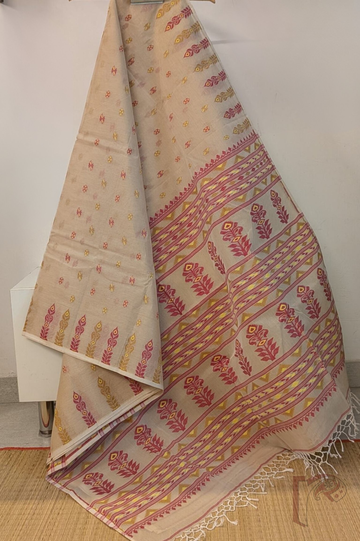 Jamdani Joy – Cream Bengal Cotton Jamdani Saree with Dual-Tone Leaf Stem Border