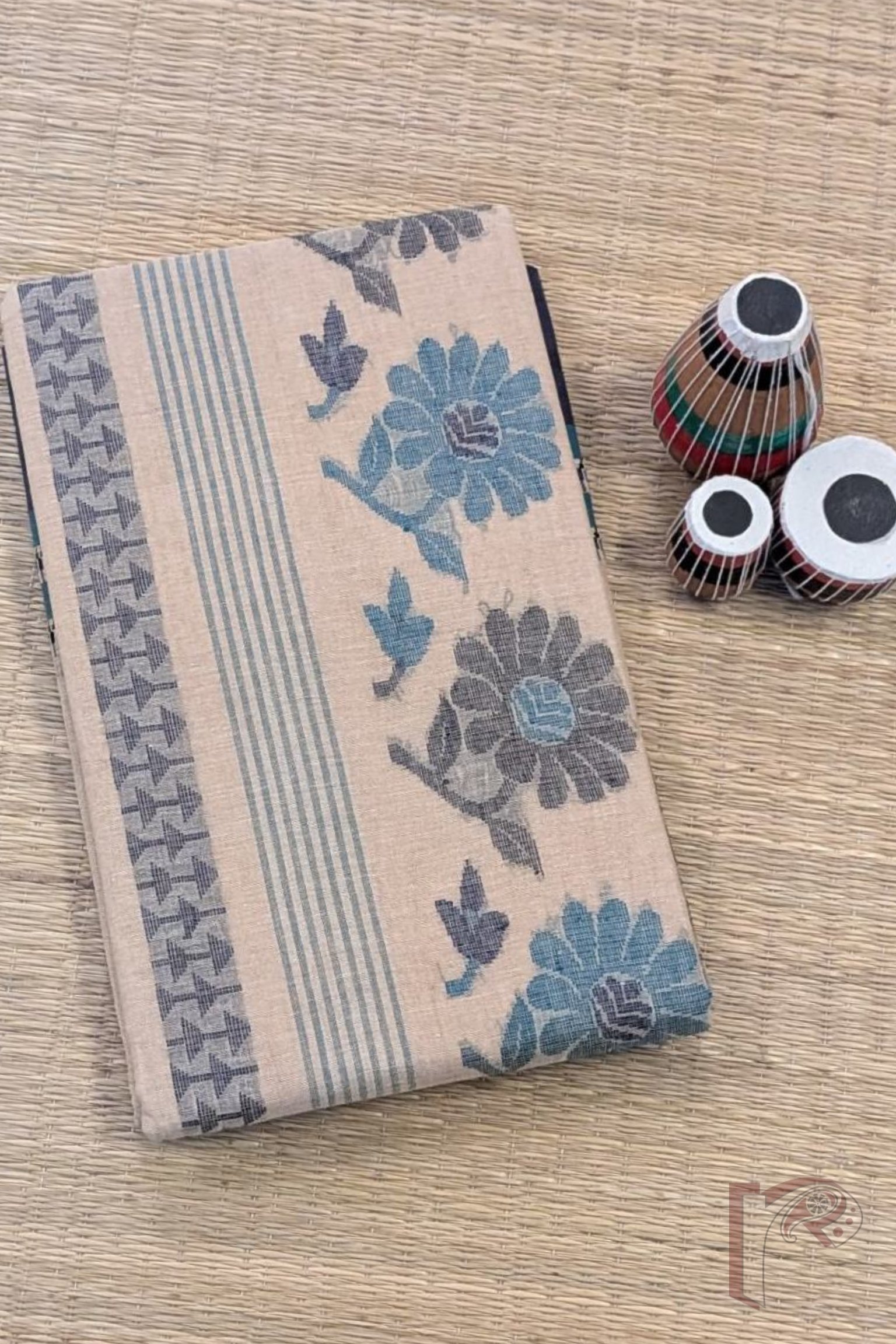 Jamdani Joy – Beige Bengal Cotton Jamdani Saree with Navy and Teal Blue Floral Motifs and Sunflower Pallu - Image 2