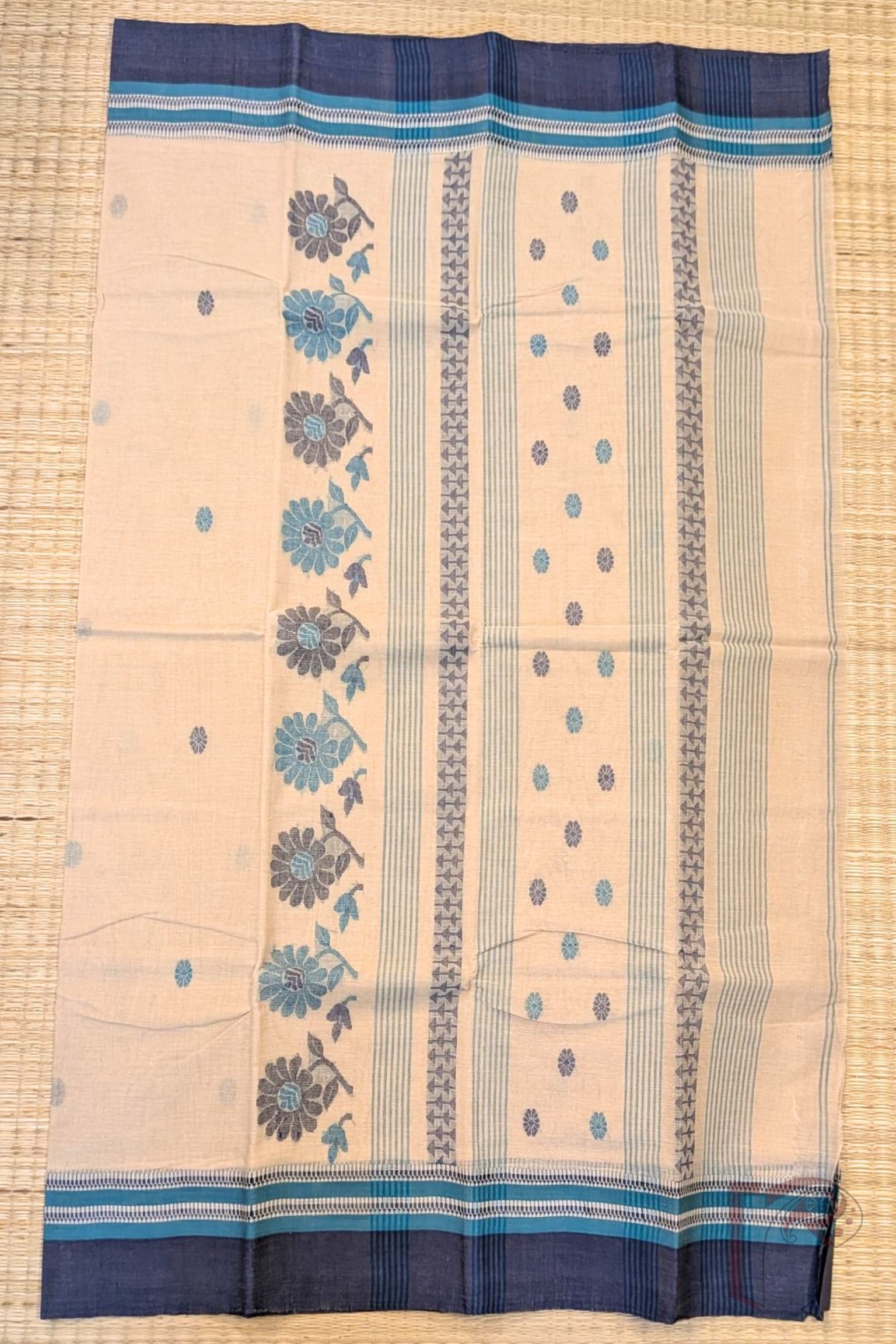 Jamdani Joy – Beige Bengal Cotton Jamdani Saree with Navy and Teal Blue Floral Motifs and Sunflower Pallu - Image 4