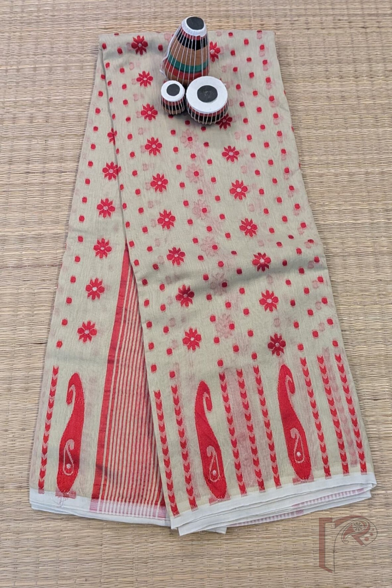 Jamdani Joy - Elegant Cream Jamdani Saree with Red Polka Dots, Mango Motif Border & Gold Leaf Pallu - Image 2