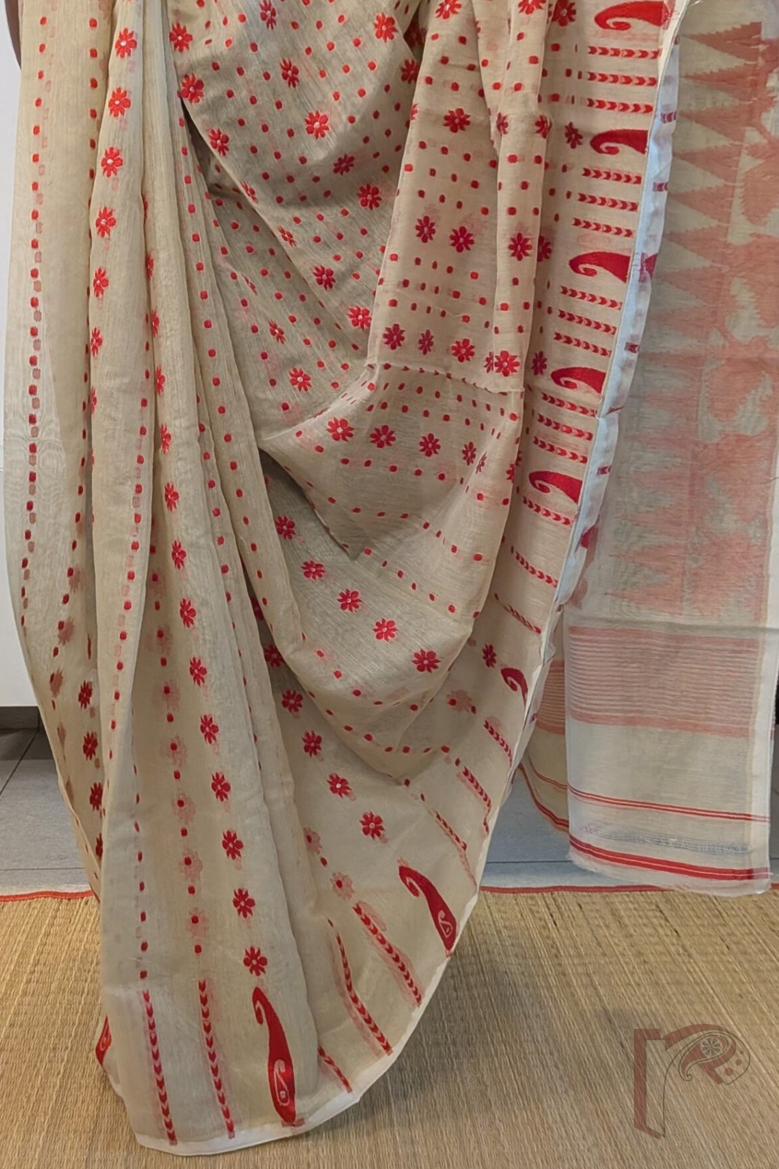 Jamdani Joy - Elegant Cream Jamdani Saree with Red Polka Dots, Mango Motif Border & Gold Leaf Pallu - Image 3
