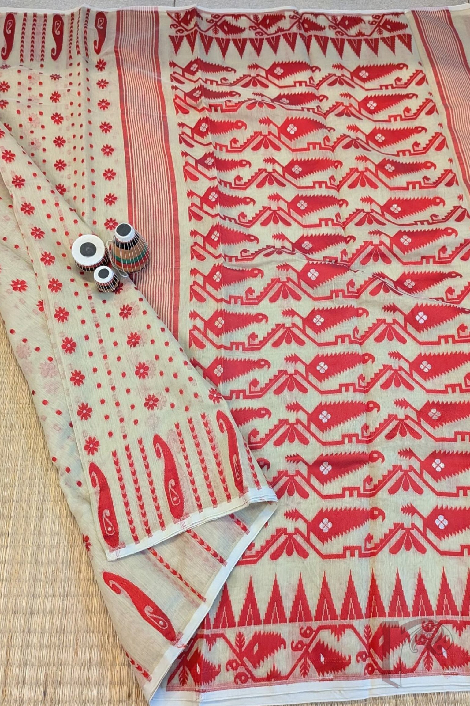 Jamdani Joy - Elegant Cream Jamdani Saree with Red Polka Dots, Mango Motif Border & Gold Leaf Pallu - Image 4