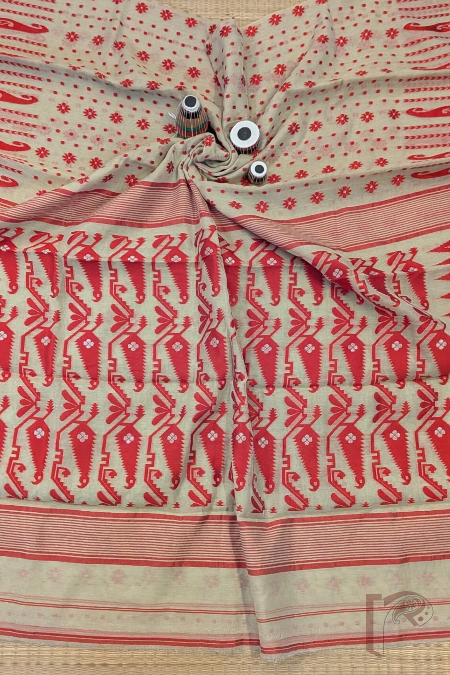 Jamdani Joy - Elegant Cream Jamdani Saree with Red Polka Dots, Mango Motif Border & Gold Leaf Pallu - Image 6