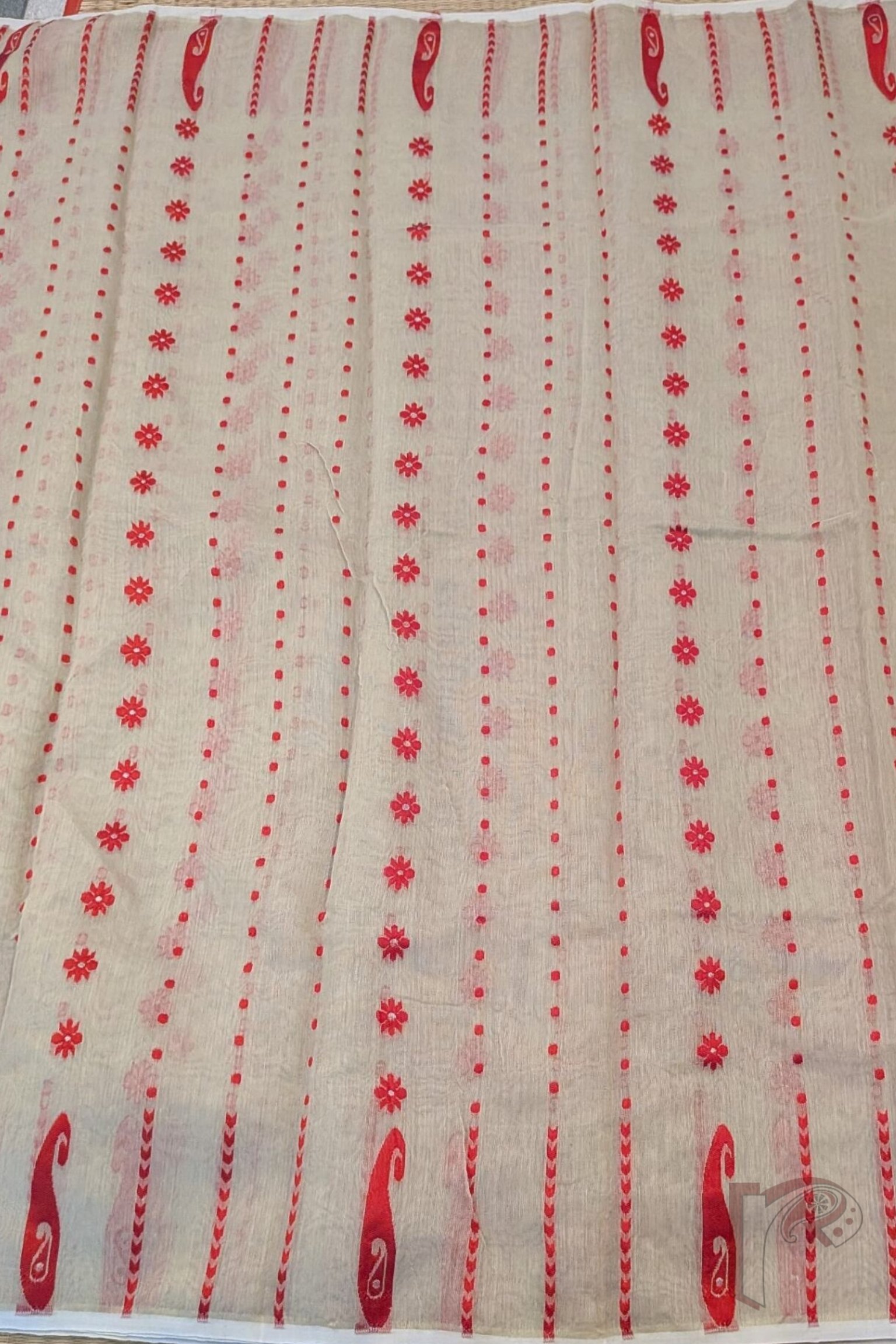 Jamdani Joy - Elegant Cream Jamdani Saree with Red Polka Dots, Mango Motif Border & Gold Leaf Pallu - Image 7