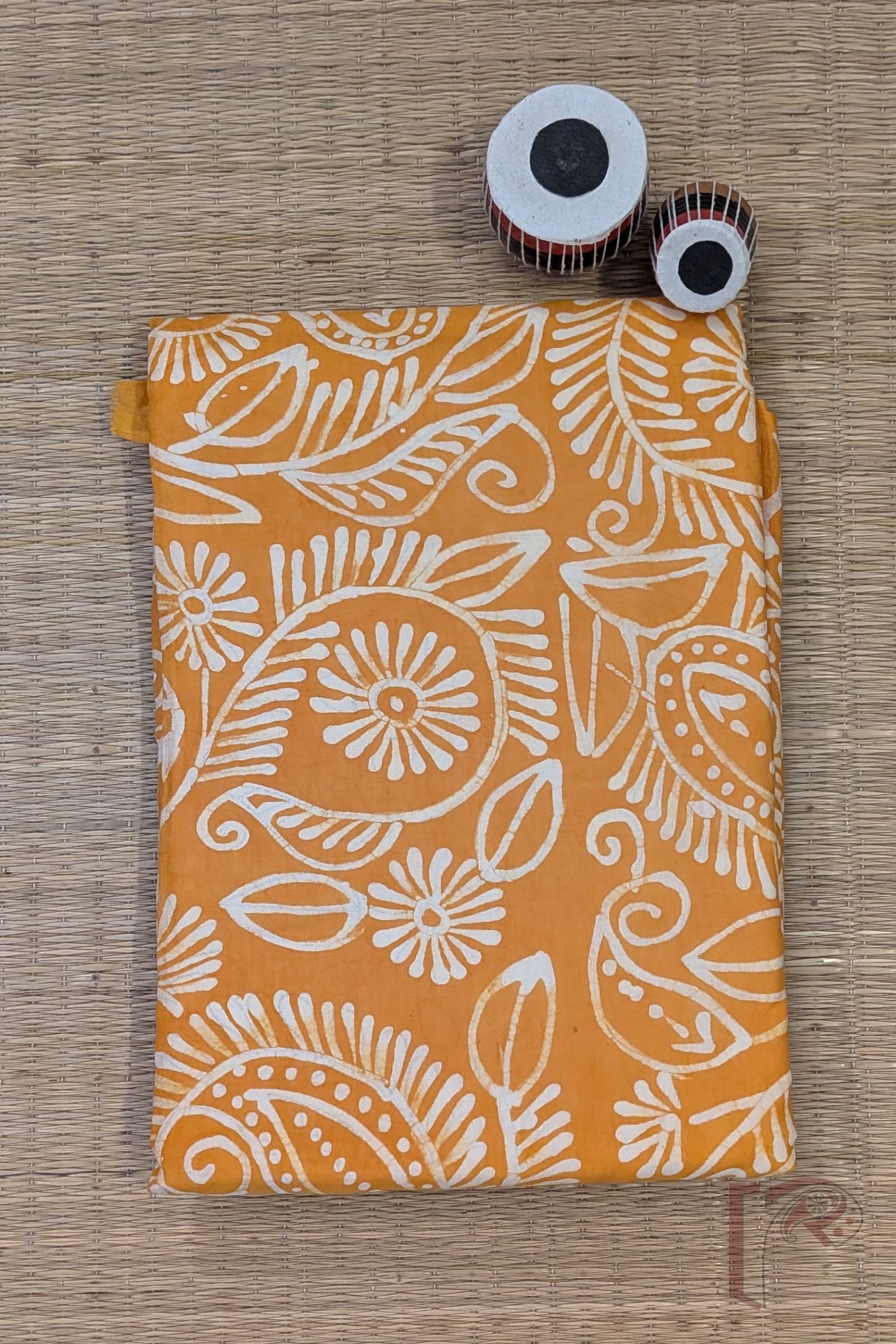 Mulmul Muse – White and Orange Hand Batik Mulmul Saree with Creeper Motifs - Image 2