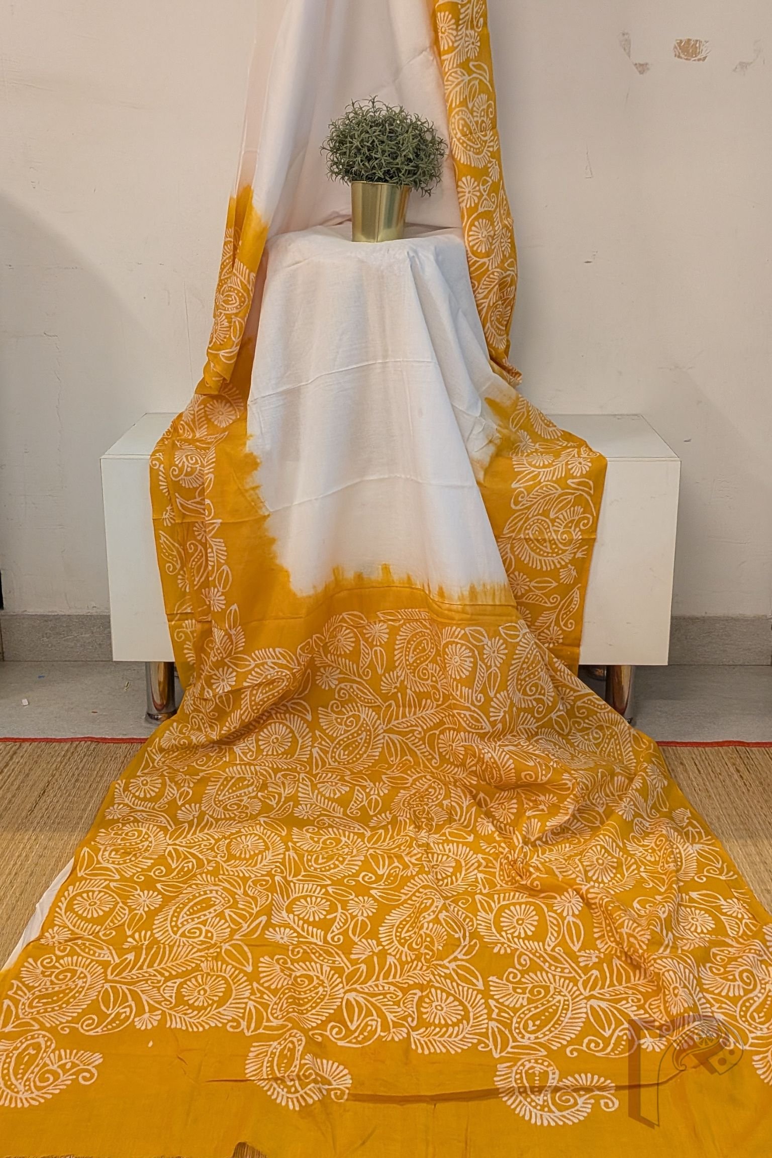 Mulmul Muse – White and Orange Hand Batik Mulmul Saree with Creeper Motifs - Image 4