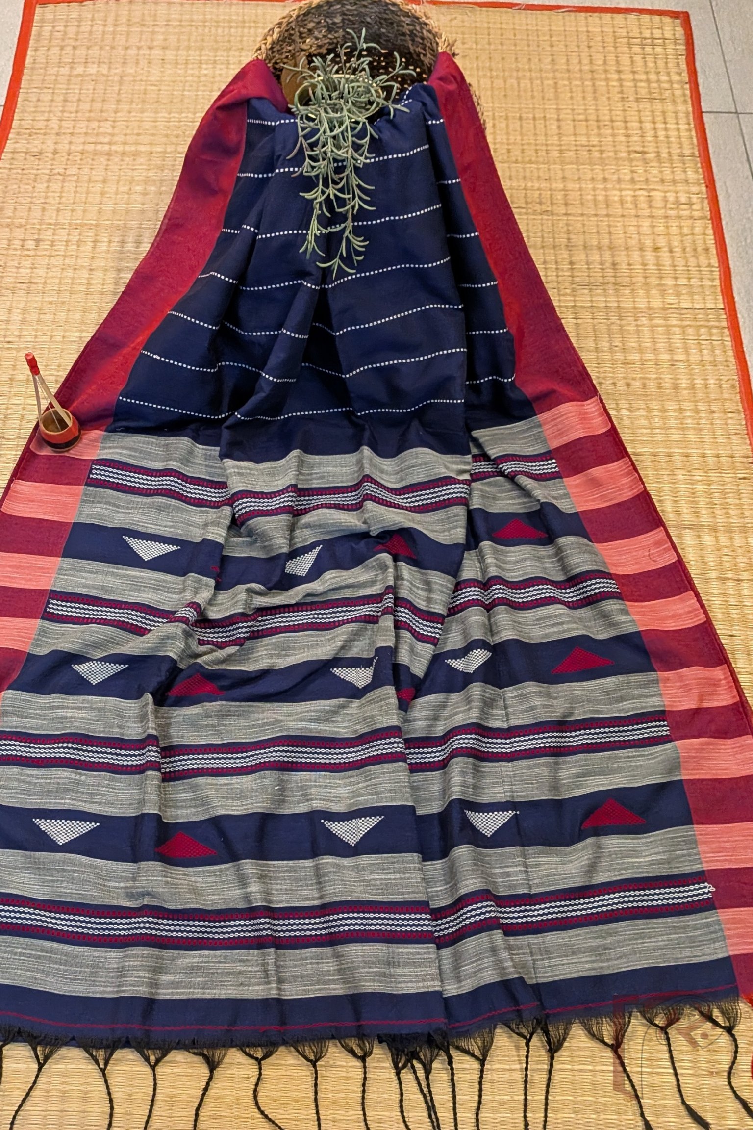 Taant Treasures - Navy Blue Taant Cotton Handloom Saree with Dull Pink Border - Image 4