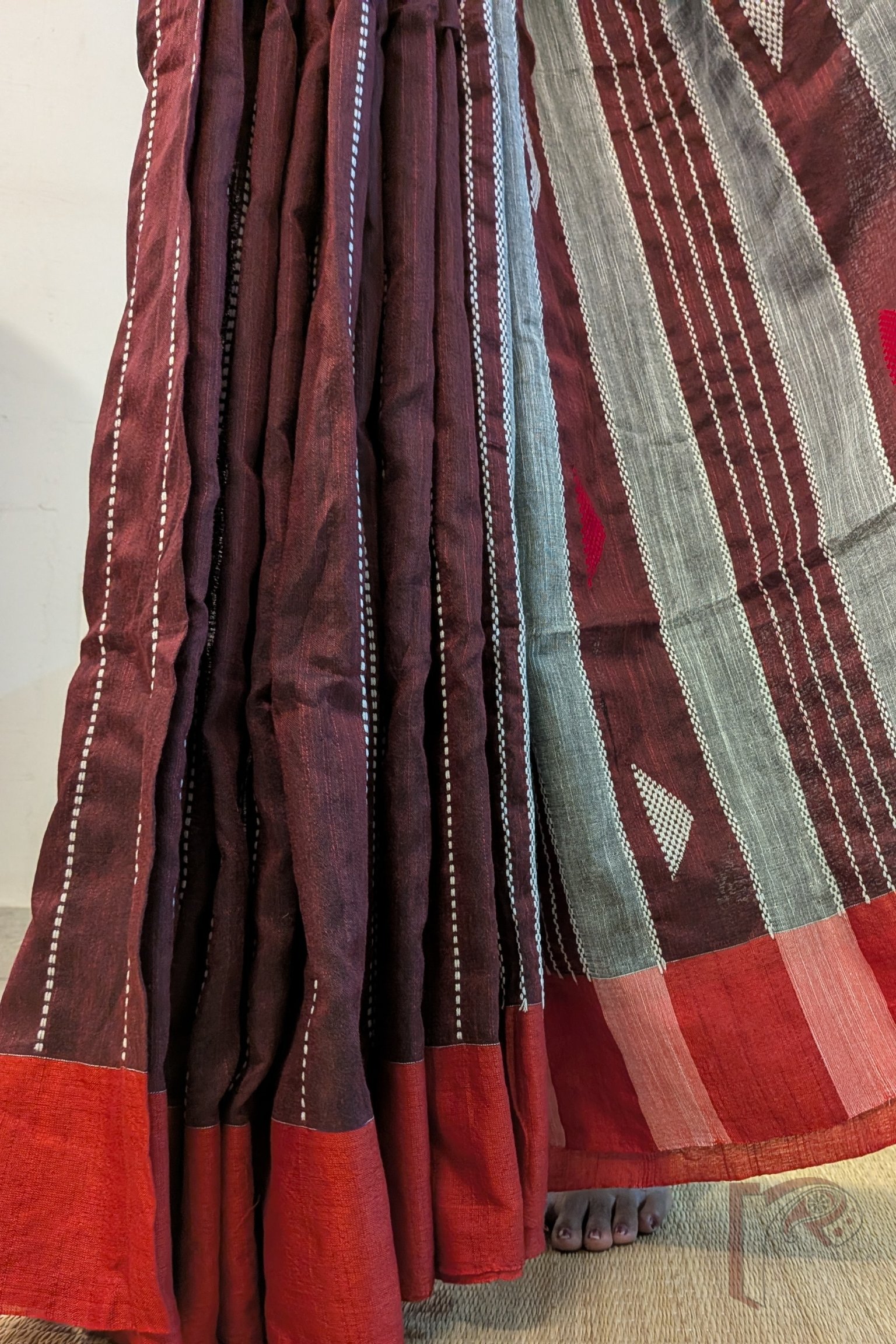 Taant Treasures - Maroon Taant Cotton Handloom Saree with Red Border - Image 3