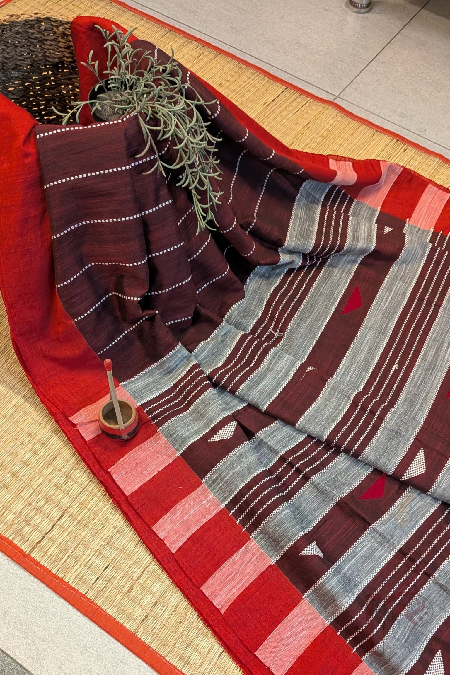 Taant Treasures - Maroon Taant Cotton Handloom Saree with Red Border - Image 4