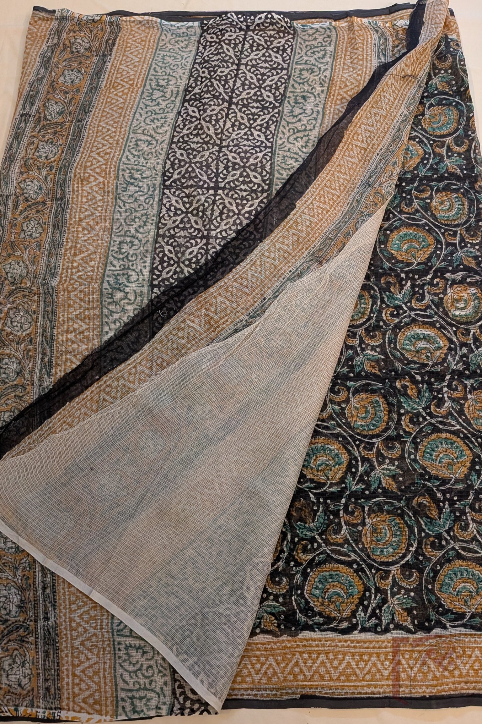 Kota Katha – Black Kota Cotton Saree with Fan Flower Motifs and Beige Parallel Print Pallu - Image 2