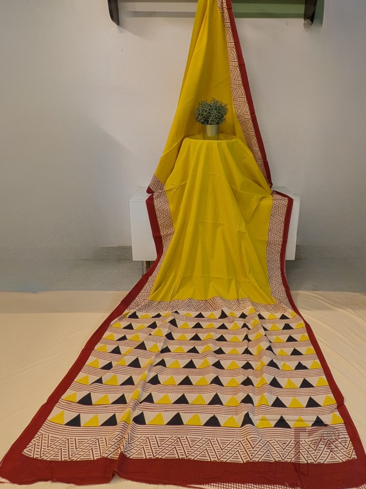 Mulmul Muse – Yellow Mul Cotton Saree with Offwhite Abstract Border and Geometric Pallu - Image 2