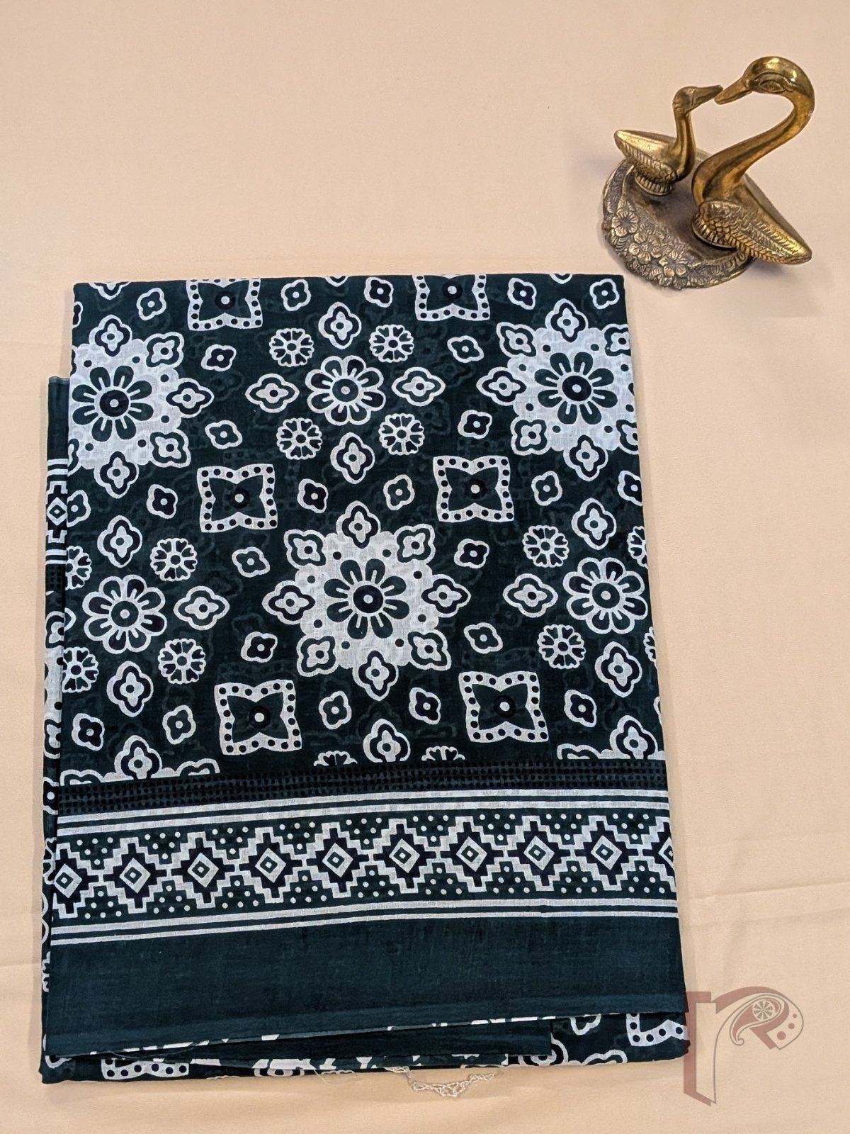 Mulmul Muse – Dark Green Mul Cotton Saree with Ajrakh Floral Block Print and Contrast Pallu - Image 6