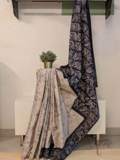 Mulmul Muse – White and Navy Blue Mul Cotton Batik Saree with Leaf Vine Border and Bengal Alta Motifs