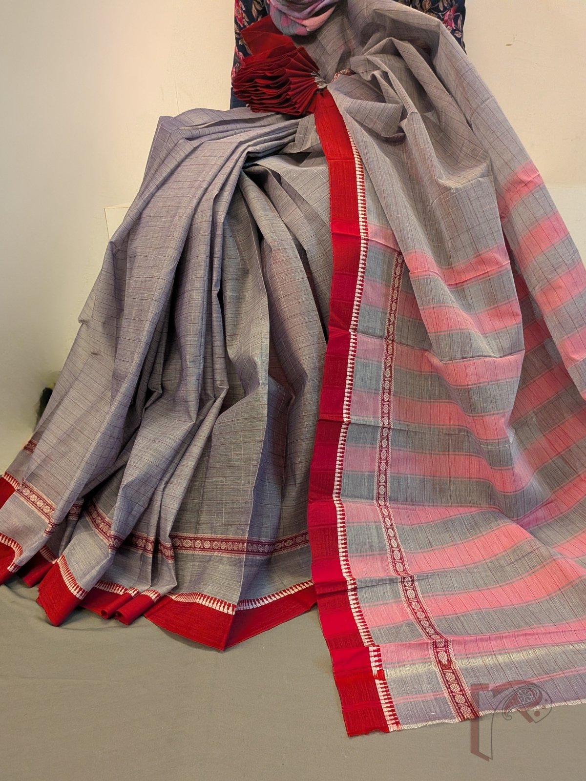 Cotton Chronicles: Grey Handloom Narayanpet Cotton Saree with Pink Striped Pallu and Red Temple Border - Image 2