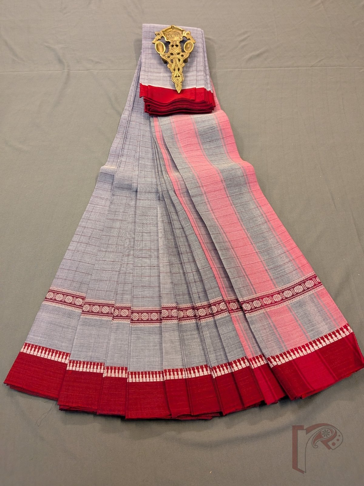 Cotton Chronicles: Grey Handloom Narayanpet Cotton Saree with Pink Striped Pallu and Red Temple Border - Image 4