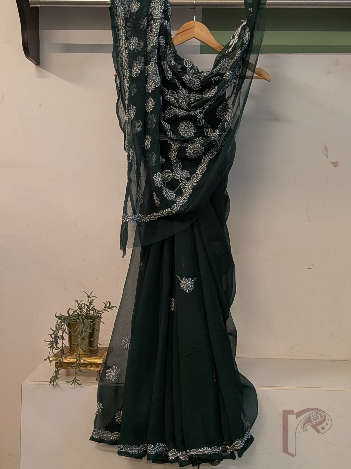 Lucknowi Leher: Bottle Green Lucknowi Chiffon Saree with White Chikankari Shadow Work Floral Leaf Kairi Jal Embroidered Pallu - Image 2